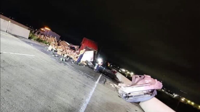 Volcadura provoca congestionamiento sobre carretera 69