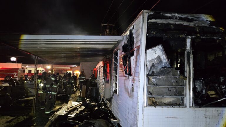 Bomberos de Las Cruces sofocan incendio en casa móvil sobre la avenida Picacho