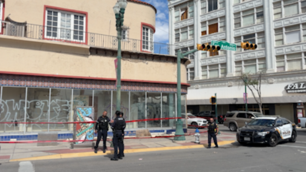 Cae pedazo de techo de un edificio abandonado en el Centro de El Paso y lesiona a una persona