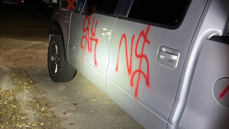 Arrestan a hombre acusado de pintar edificios y vehículos en Boulder