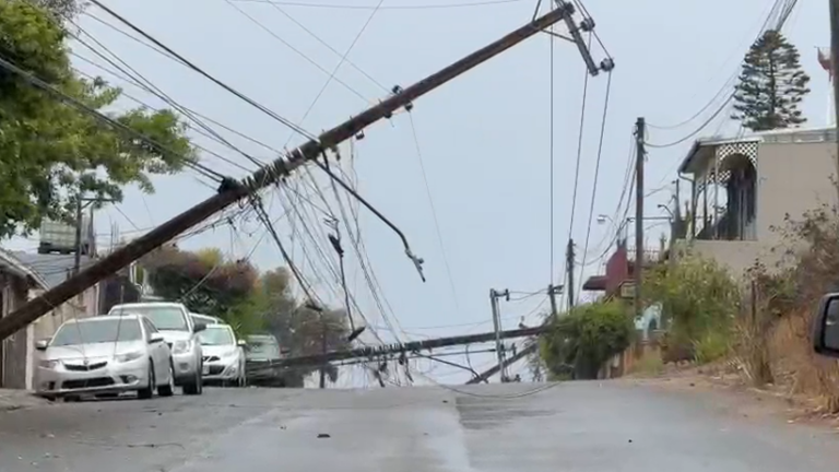 Lluvias en Tijuana dejan caída de postes y activan albergues ante riesgo de inundaciones