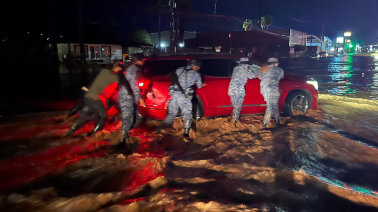 Despliegan 100 militares adicionales para buscar a cinco personas y a un menor en Ensenada