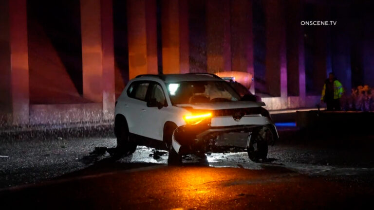 Accidente en Oceanside: vehículo cae de la I-5 a una avenida y conductor es hospitalizado