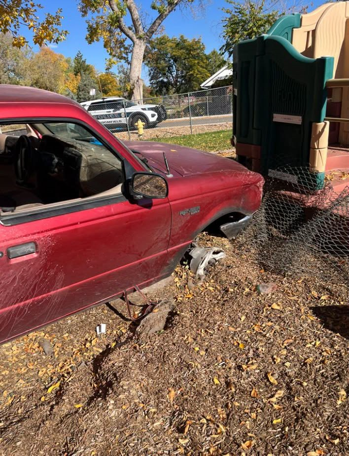 Dos jóvenes de 19 años arrestados tras chocar camioneta robada contra varios vehículos y un parque infantil en Broomfield