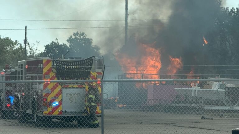 Incendio en edificio de bodegas sobre South Padre Island Drive en Corpus Christi