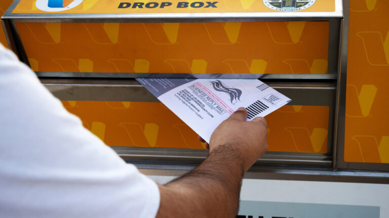 Justicia federal amenaza con demandar a California por posibles irregularidades en el voto por correo