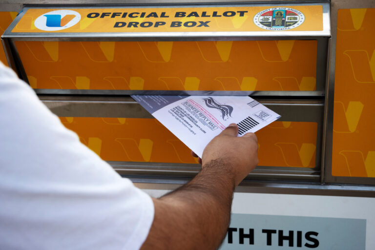Justicia federal amenaza con demandar a California por posibles irregularidades en el voto por correo