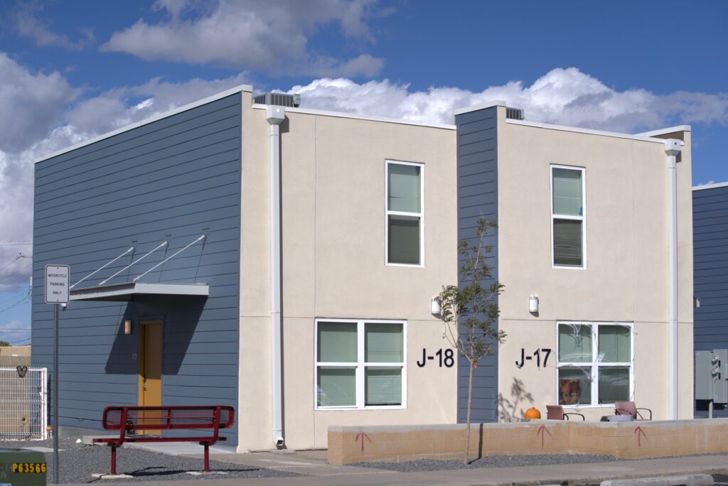 Celebran la reapertura de las comunidades de vivienda asequible Veranda y La Plata en Albuquerque