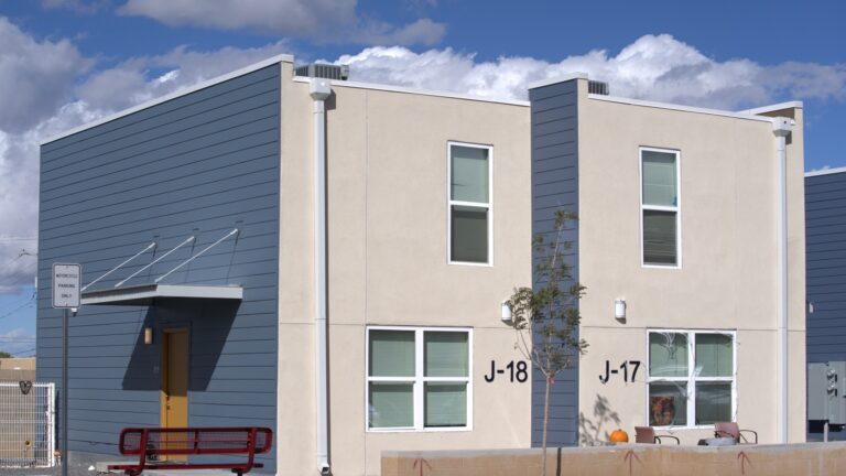 Celebran la reapertura de las comunidades de vivienda asequible Veranda y La Plata en Albuquerque