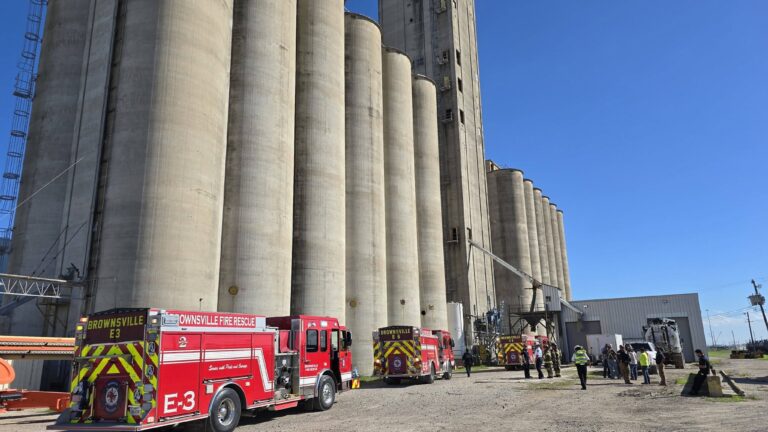 Bomberos combaten incendio en antiguo silo de granos en Brownsville