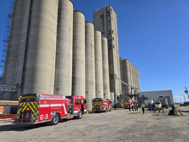 Bomberos combaten incendio en antiguo silo de granos en Brownsville