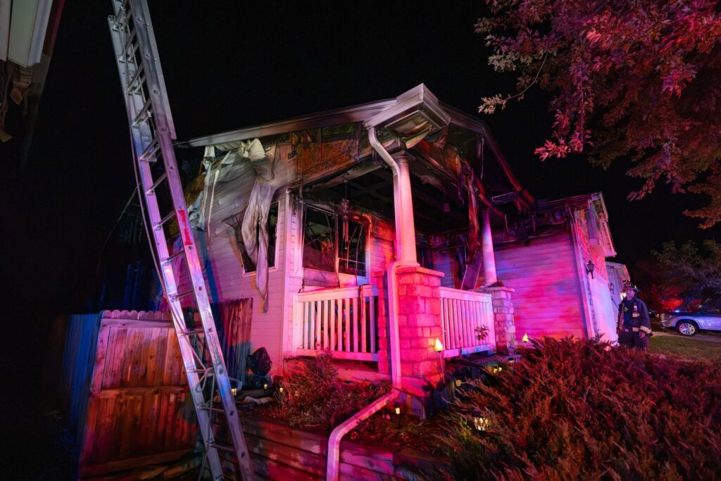 Incendio en Aurora deja dos viviendas con graves daños y cinco personas desplazadas