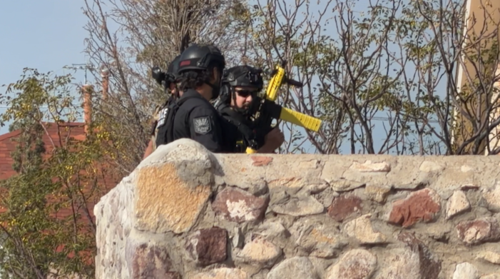 Persona se atrinchera en una vivienda tras reporte de violencia doméstica en el noroeste de El Paso