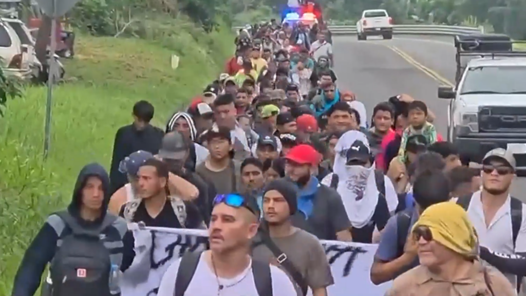 Nueva caravana migrante avanza por el sur de México rumbo al norte