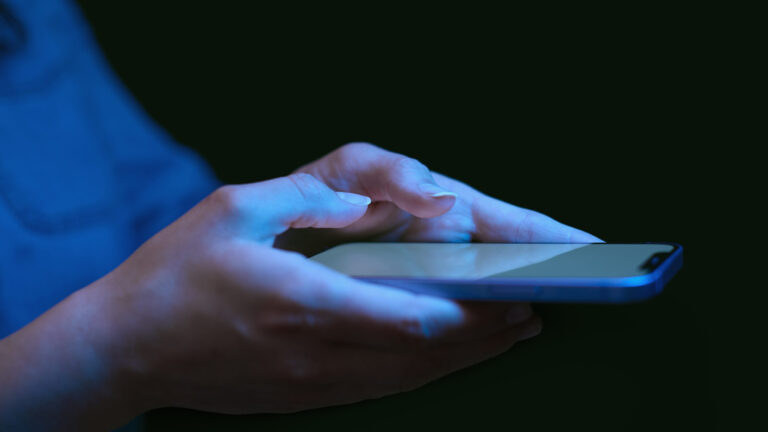 Aumentan las estafas con inteligencia artificial; adultos mayores son blanco de los delincuentes