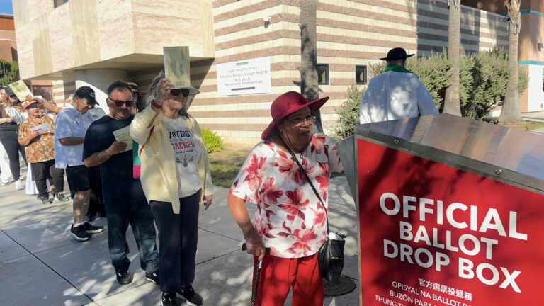 Realizan procesión para entregar boletas electorales en Barrio Logan