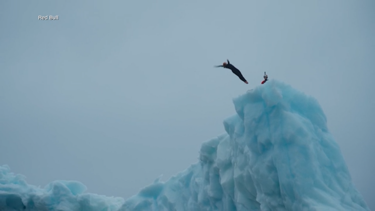 Clavadista canadiense realiza el primer salto femenino documentado desde un iceberg