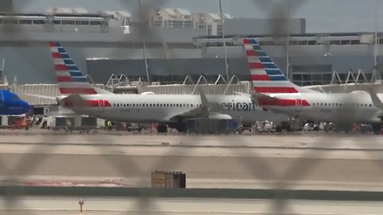 Arrestan a hombre de 25 años por presuntas amenazas terroristas durante un vuelo en Las Vegas