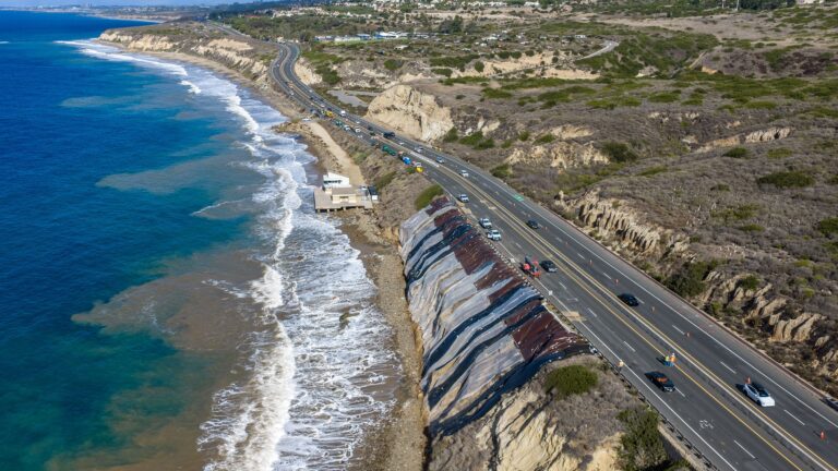 California crea plan para proteger la carretera Pacific Coast Highway ante posibles tormentas de El Niño