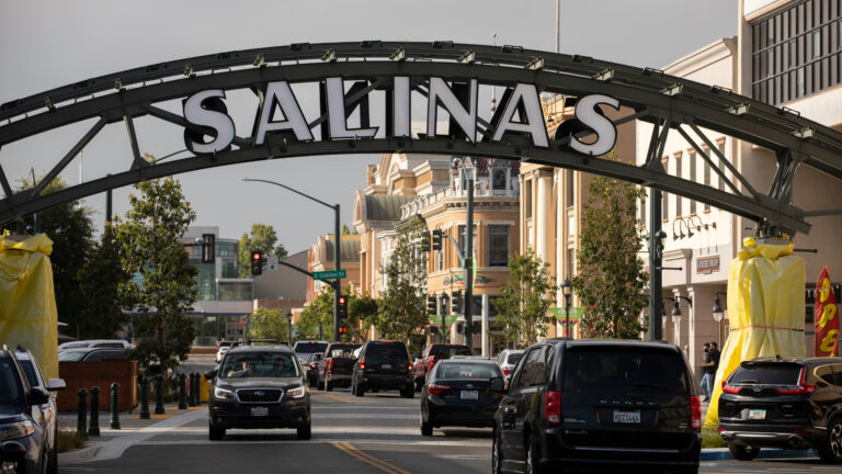 Mujer resulta herida tras ser apuñalada varias veces en el centro de Salinas