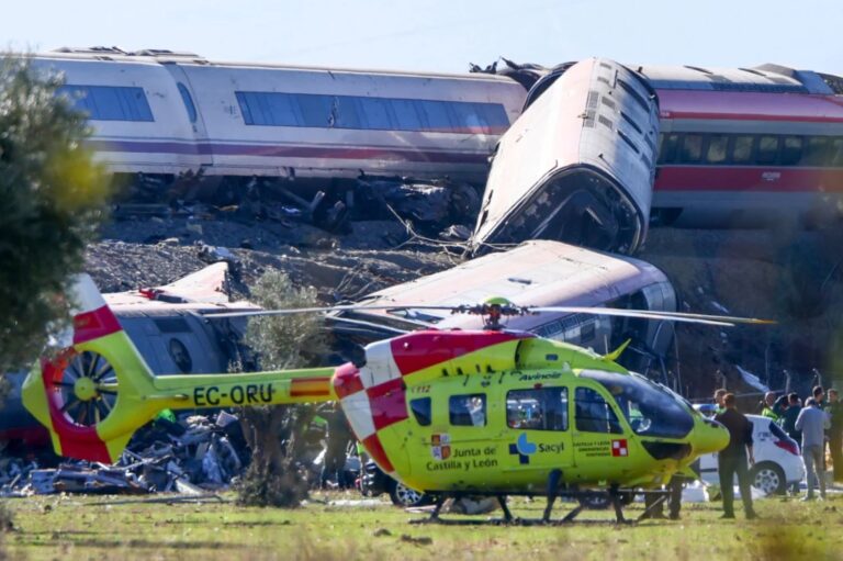 Choque entre dos trenes en España deja al menos 68 muertos